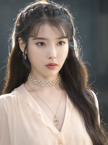 IU (아이유)